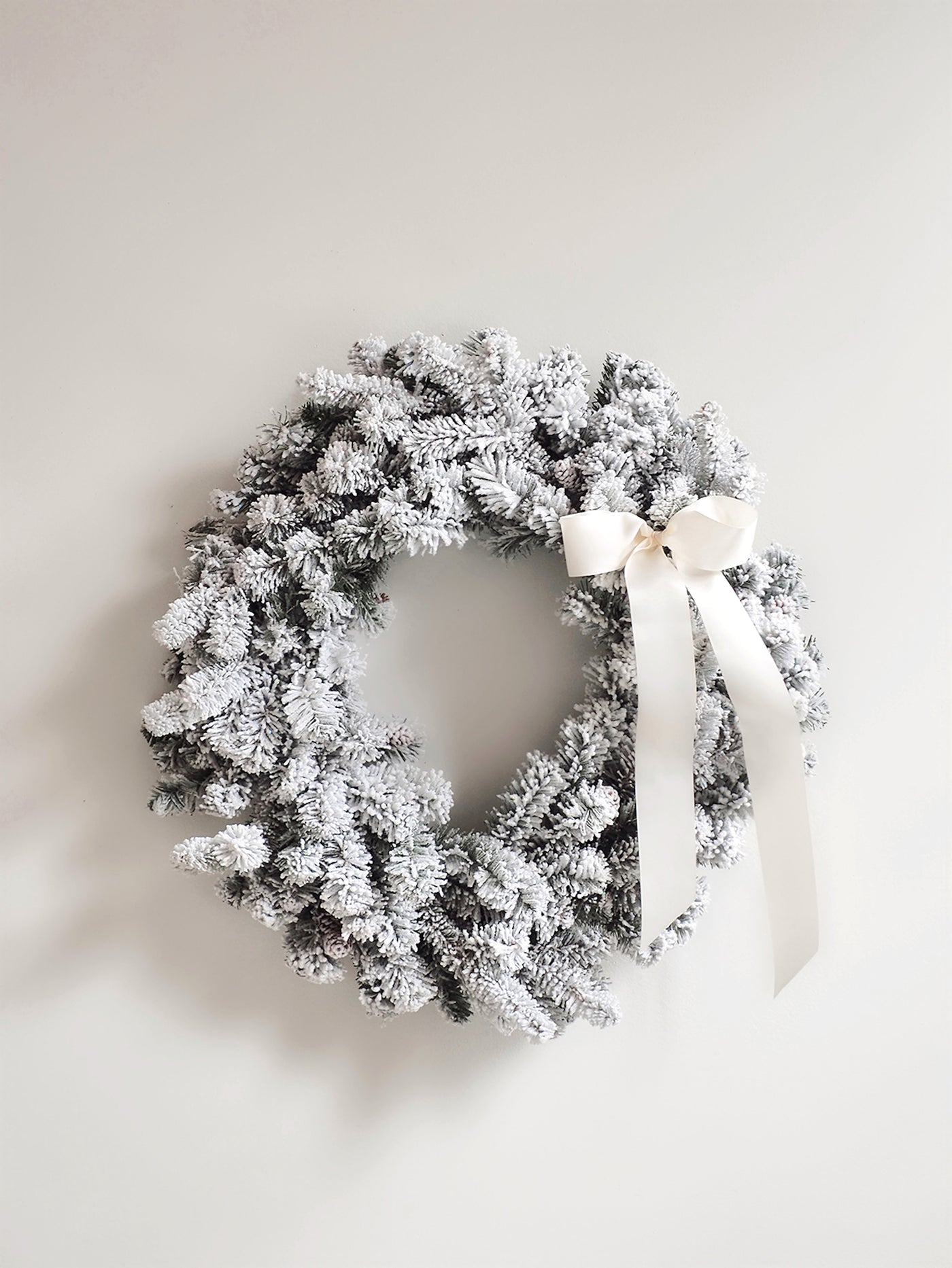 Spruce Flocked Wreath 30"