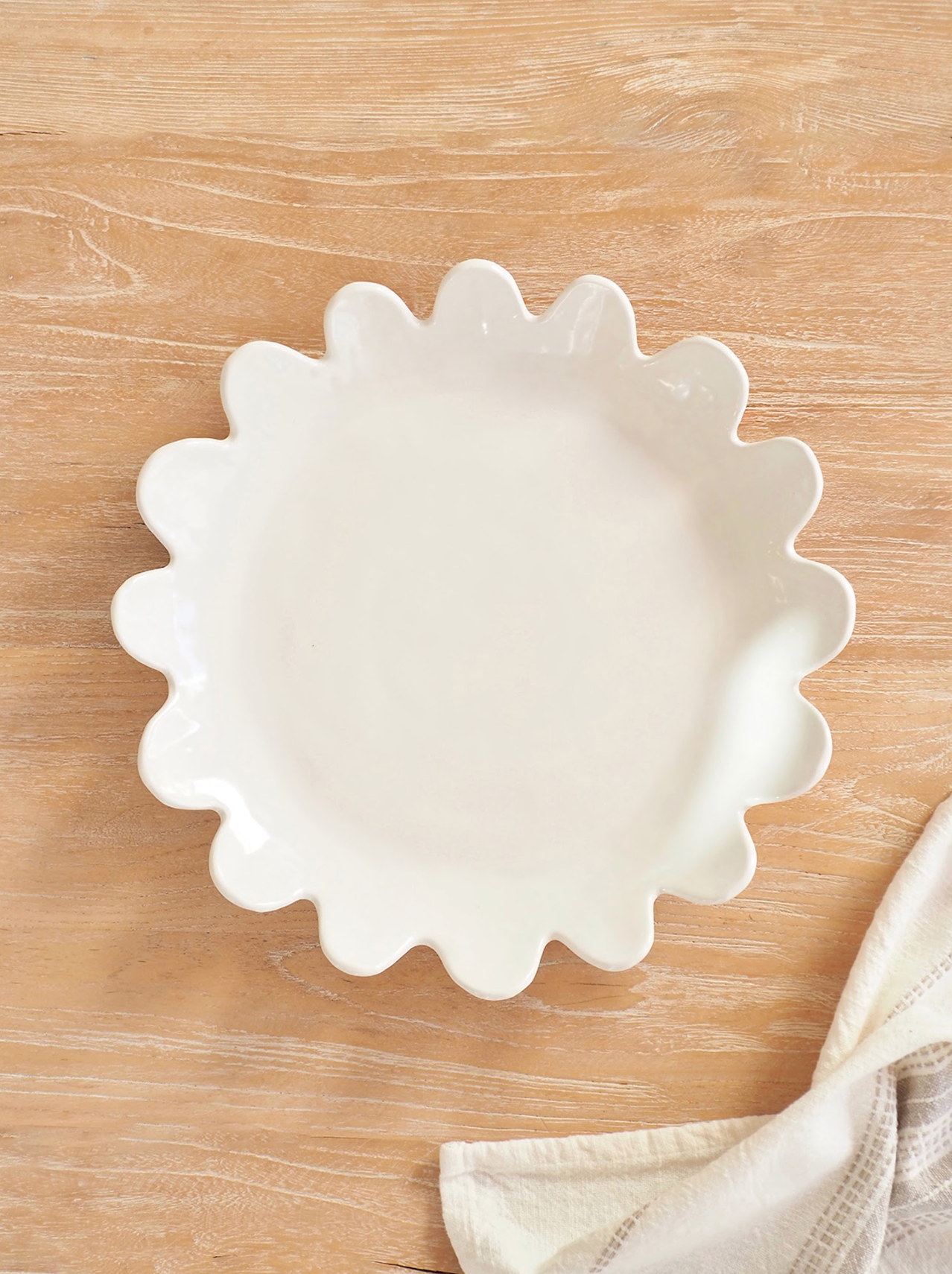 Nova Scalloped Serving Plate