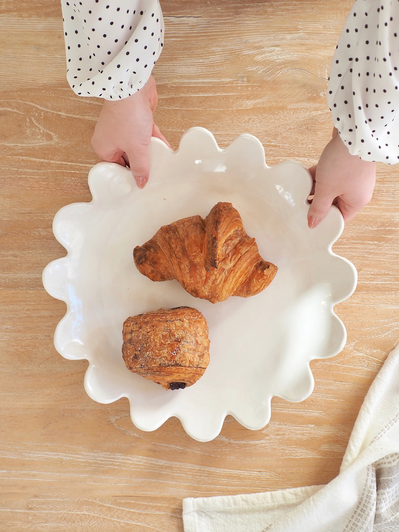 Nova Scalloped Serving Plate