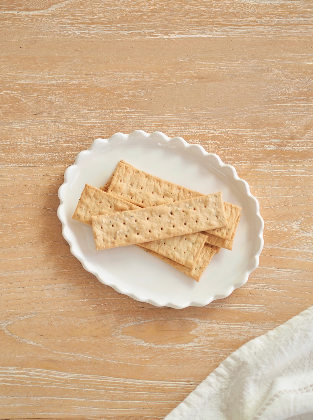 Nova Scalloped Oval Plate