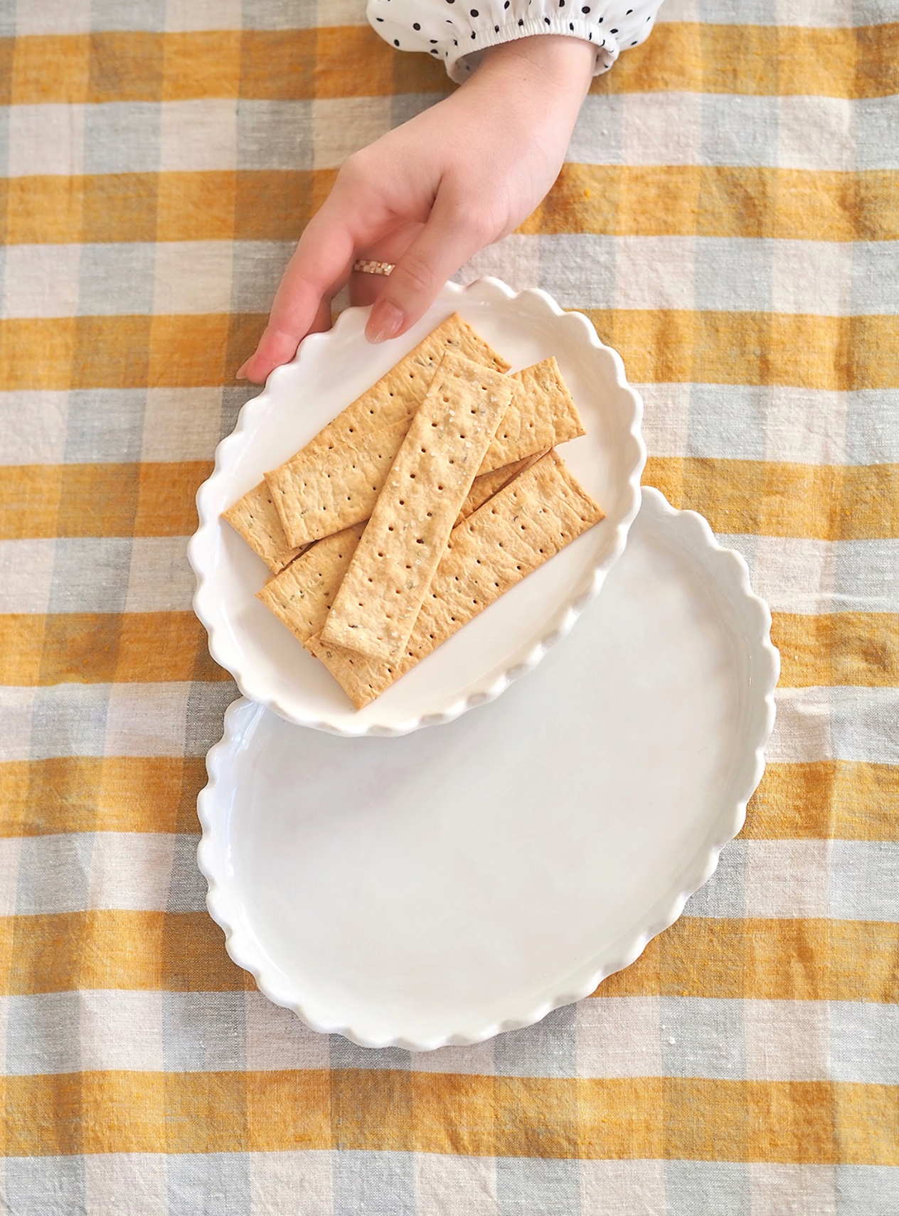 Nova Scalloped Oval Plate